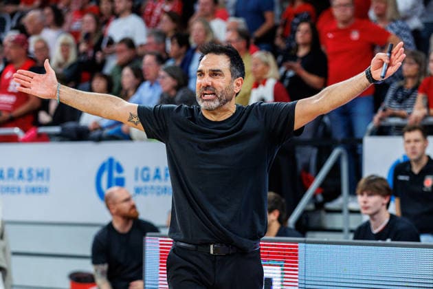 Jesus Ramirez (BMA365 Bamberg Baskets, Trainer), Einzelbild, Einzelfoto, Portrait, Portraet, jubelt, Jubel, positive Emotionen, positive Emotion, BMA365 Bamberg Baskets vs. MHP RIESEN Ludwigsburg, Basketball, easyCredit BBL, 3. Spieltag, 26.09.2026 BMA365 Bamberg Baskets vs. MHP RIESEN Ludwigsburg, Basketball, easyCredit BBL, 3. Spieltag, 26.09.2026 Bamberg Copyright: xEibner-Pressefoto G.xSantemizx EP_EER