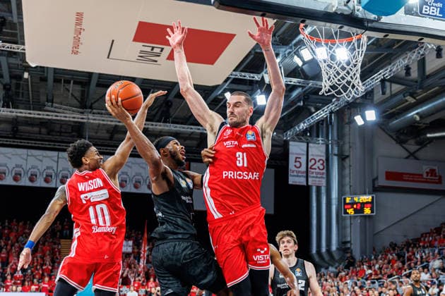 Mylik Wilson (BMA365 Bamberg Baskets, 10), Justin Kier (MHP Riesen Ludwigsburg, 01), Daniel Keppeler (BMA365 Bamberg Baskets, 31), BMA365 Bamberg Baskets vs. MHP RIESEN Ludwigsburg, Basketball, easyCredit BBL, 3. Spieltag, 26.09.2026 BMA365 Bamberg Baskets vs. MHP RIESEN Ludwigsburg, Basketball, easyCredit BBL, 3. Spieltag, 26.09.2026 Bamberg Copyright: xEibner-Pressefoto G.xSantemizx EP_EER