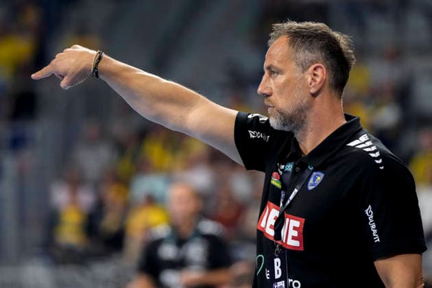 Maik Machulla (Trainer, Cheftrainer, RNL), gibt Anweisungen, gestikuliert, mit den Armen gestikulieren, Einzelbild, Einzelfoto, Aktion, Action, 26.09.2026, Mannheim (Deutschland), Handball, Bundesliga, Rhein-Neckar Löwen - MT Melsungen