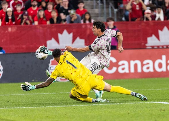 Futbol, Canada vs Chile Partido amistoso en Canada 2026. El jugador de Chile Gonzalo Tapia, derecha, disputa el balon con Dayne St. Clair de Canada durante el partido amistoso frente a Canada, disputado en el estadio BMO Field en Toronto, Canada. 26 09 2026 Kevin Raposo Photosport Football, Canada vs. Chile Chilean player Gonzalo Tapia, right, vies for the ball with Dayne St. Clair of Canada during the friendly match against Canada, played at BMO Field in Toronto, Canada. 26 09 2026 Kevin Raposo Photosport Canada vs Chile, amistoso en Canada 2026