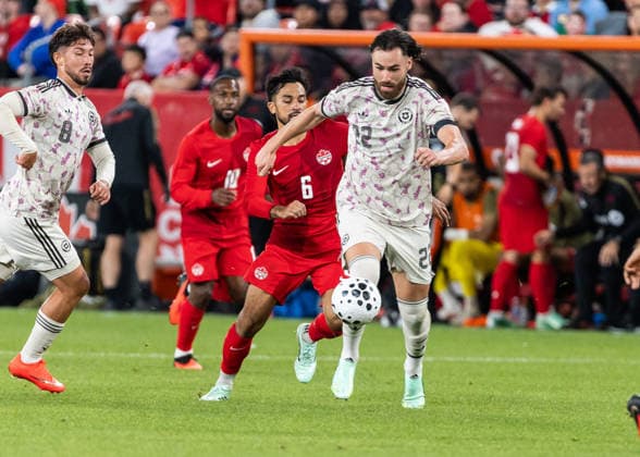 Futbol, Canada vs Chile Partido amistoso en Canada 2026. El jugador de Chile Benjamin Brereton, derecha , disputa el balon con Mathieu Choiniere de Canada durante el partido amistoso frente a Canada, disputado en el estadio BMO Field en Toronto, Canada. 26 09 2026 Kevin Raposo Photosport Football, Canada vs. Chile Chilean player Benjamin Brereton, right, , vies for the ball with Mathieu Choiniere of Canada during the friendly match against Canada, played at BMO Field in Toronto, Canada. 26 09 2026 Kevin Raposo Photosport Canada vs Chile, amistoso en Canada 2026
