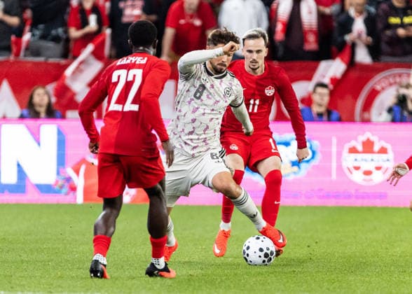 Futbol, Canada vs Chile Partido amistoso en Canada 2026. El jugador de Chile Felipe Loyola, centro, disputa el balon con Richie Laryea de Canada durante el partido amistoso frente a Canada, disputado en el estadio BMO Field en Toronto, Canada. 26 09 2026 Kevin Raposo Photosport Football, Canada vs. Chile Chilean player Felipe Loyola, center, vies for the ball with Richie Laryea of Canada during the friendly match against Canada, played at BMO Field in Toronto, Canada. 26 09 2026 Kevin Raposo Photosport Canada vs Chile, amistoso en Canada 2026