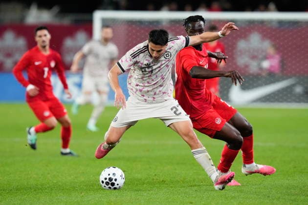 September 26, 2026, Toronto, On, CAN: Chile s Jonathan Villagra, front, battles for the ball with Canada s Promise David during second half International Friendly, Länderspiel, Nationalmannschaft action, in Toronto, on Saturday, Sept. 26, 2026. Canada News - September 26, 2026 - ZUMAc35_ 20260926_zaf_c35_138 Copyright: xChrisxYoungx