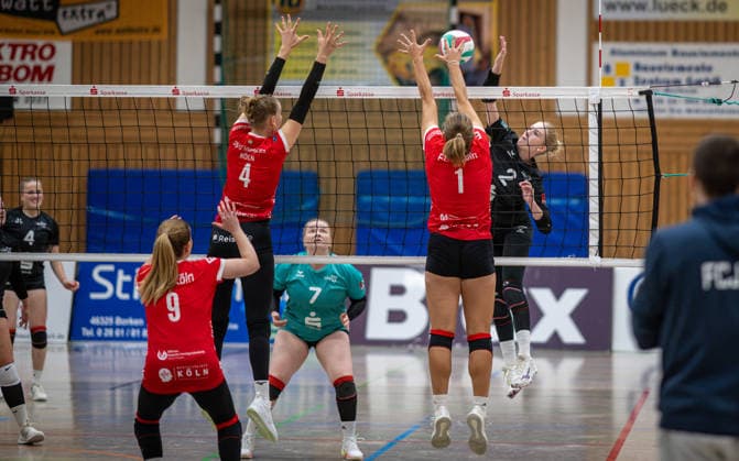 Volleyball, Saison 2026 2027, Dritte Liga West, 26.09.2026, 03. Spieltag, Frauen, BW Dingden (schwarz) vs. FCJ Koeln (rot) v.l.: Selina Helfmann (FCJ Koeln 2), Maike Zoellig (FCJ Koeln 2), Mira Kruse (Libera BW Dingden), Emilia Simon (FCJ Koeln 2), Maja Blomen (BW Dingden), Hamminkeln Sporthalle am Mumbeckerbach NRW Deutschland
