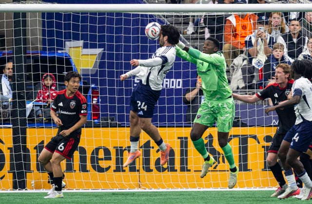 September 26, 2026, Vancouver, Bc, CANADA: Vancouver Whitecaps Brian White (24) heads the ball in front of D.C. United goalkeeper Sean Johnson (1) during the first half of an MLS, Fussball Herren, USA soccer match, in Vancouver, on Saturday, Sept. 26, 2026. Canada News - September 26, 2026 - ZUMAc35_ 20260926_zaf_c35_213 Copyright: xJacobxMallarix