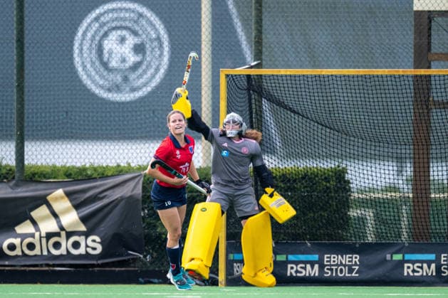 BHC 1. Damen, 1. Bundesliga, Feldhockey - Bremer HC - Berliner HC Bremen, Deutschland, 26.09.26: BHC 1. Damen, 1. Bundesliga, Feldhockey im Bremer Hockey-Club e.V. am 26.09.2026 in Bremen, Deutschland. (Foto von Axel Kaste) 7m Linnea Weidemann, Berliner HC auf Franziska Hagen, Bremer HC, TW, gehalten Bremen Bremer Hockey-Club e.V. Freie Hansestadt Bremen Deutschland