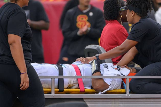 September 26, 2026, Los Angeles, California, USA: 5 Dante Moore, QB of the Oregon Ducks, is carted off the field by the medical team after being tackled by 8 Desman Stephens II, LB, during a Big Ten football game against the USC Trojans on Saturday, September 26, 2026, at the Los Angeles Memorial Coliseum in Los Angeles, California. Stephens was ejected for targeting. Moore was taken to L.A. General for evaluation. Trojans lose to Ducks, 41-27. MARK HAMMOND BNS PI Los Angeles USA - ZUMAp124 20260926_zaa_p124_097 Copyright: xJavierxRojasx