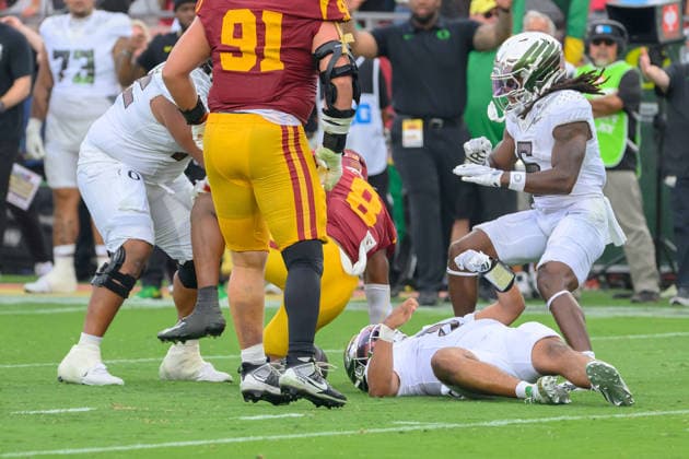 September 26, 2026, Los Angeles, California, USA: 5 Dante Moore, QB of the Oregon Ducks is tackled by 8 Desman Stephens II, LB during a BIG 10 football game against the USC Trojans on Saturday September 26, 2026 at the Los Angeles Memorial Coliseum in Los Angeles, California. Stephens was ejected for targeting. Moore was taken to L.A. General for evaluation. Trojans lose to Ducks, 41-27. MARK HAMMOND BNS PI Trojans Lose To Ducks, 41-27 - ZUMAp124 20260926_zaa_p124_083 Copyright: xJavierxRojasx