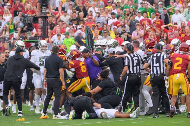 September 26, 2026, Los Angeles, California, USA: A shoving match developed between the teams after a hit on 5 Dante Moore, QB of the Oregon Ducks, as he was attended to by the medical team after being tackled by 8 Desman Stephens II, LB, during a Big Ten football game against the USC Trojans on Saturday, September 26, 2026, at the Los Angeles Memorial Coliseum in Los Angeles, California. Stephens was ejected for targeting. Moore was taken to L.A. General for evaluation. Trojans lose to Ducks, 41-27. MARK HAMMOND BNS PI Trojans Lose To Ducks, 41-27 - ZUMAp124 20260926_zaa_p124_084 Copyright: xJavierxRojasx
