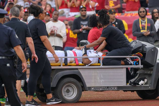 September 26, 2026, Los Angeles, California, USA: 5 Dante Moore, QB of the Oregon Ducks, is carted off the field by the medical team after being tackled by 8 Desman Stephens II, LB, during a Big Ten football game against the USC Trojans on Saturday, September 26, 2026, at the Los Angeles Memorial Coliseum in Los Angeles, California. Stephens was ejected for targeting. Moore was taken to L.A. General for evaluation. Trojans lose to Ducks, 41-27. MARK HAMMOND BNS PI Los Angeles USA - ZUMAp124 20260926_zaa_p124_096 Copyright: xJavierxRojasx