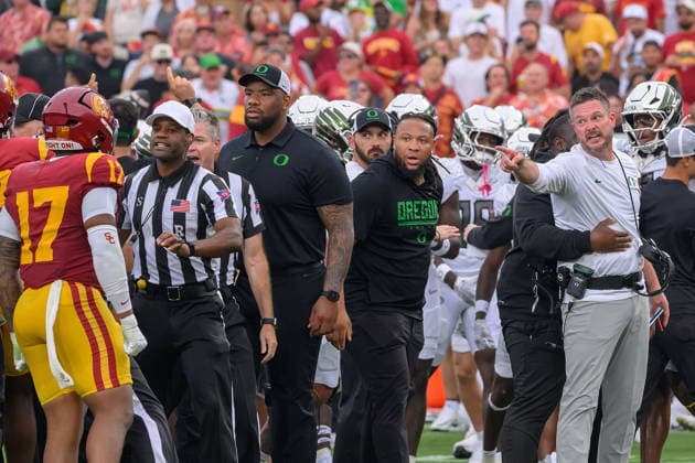 September 26, 2026, Los Angeles, California, USA: Oregon Ducks head coach Dan Lanning is held back by staff after a confrontation between players following a hit on 5 Dante Moore during a Big Ten football game against the USC Trojans on Saturday, September 26, 2026, at the Los Angeles Memorial Coliseum in Los Angeles, California.Trojans lose to Ducks, 41-27. MARK HAMMOND BNS PI Trojans Lose To Ducks, 41-27 - ZUMAp124 20260926_zaa_p124_087 Copyright: xJavierxRojasx
