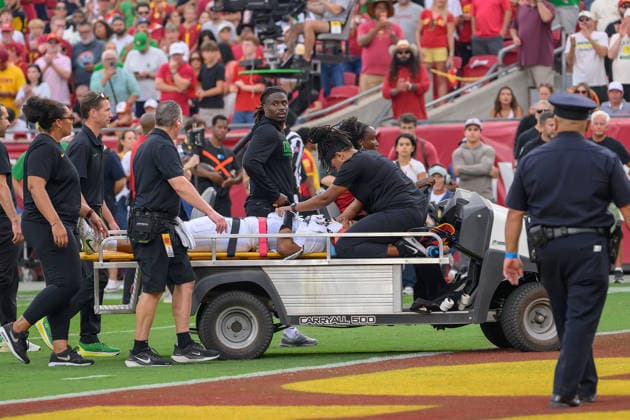 September 26, 2026, Los Angeles, California, USA: 5 Dante Moore, QB of the Oregon Ducks, is carted off the field by the medical team after being tackled by 8 Desman Stephens II, LB, during a Big Ten football game against the USC Trojans on Saturday, September 26, 2026, at the Los Angeles Memorial Coliseum in Los Angeles, California. Stephens was ejected for targeting. Moore was taken to L.A. General for evaluation. Trojans lose to Ducks, 41-27. MARK HAMMOND BNS PI Trojans Lose To Ducks, 41-27 - ZUMAp124 20260926_zaa_p124_095 Copyright: xJavierxRojasx