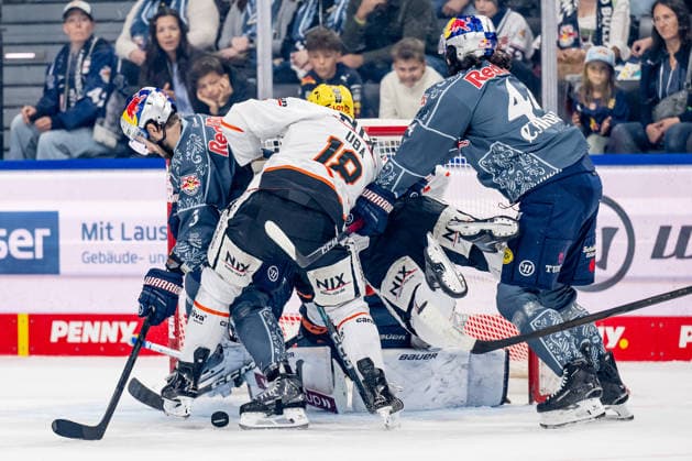 Lukas Klok (EHC Red Bull Muenchen, 03) und Trevor Carrick (EHC Red Bull Muenchen, 44) verteidigen gegen Eric Uba (Loewen Frankfurt, 18) und Matthew Wedman (Loewen Frankfurt, 67) vor dem Tor von Antoine Bibeau (Torwart, EHC Red Bull Muenchen, 30) GER, EHC Red Bull Muenchen vs. Loewen Frankfurt Eishockey, DEL, Saison 2026 2027, 4. Spieltag, 27.09.2026. Foto: HMB Media Heike Feiner Copyright: HMBxMedia HeikexFeiner