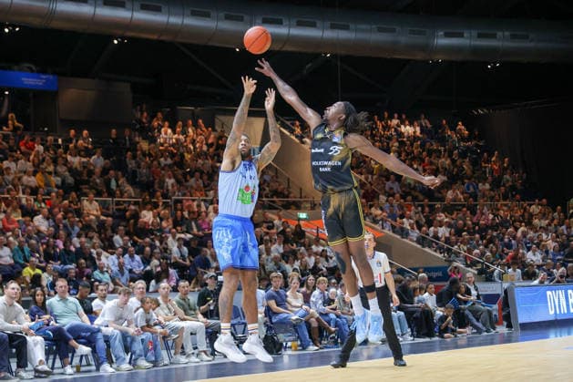 27.09.2026, xgox, Basketball - easyCredit BBL, Basketball Loewen Braunschweig - Rostock Seawolves emspor, v.l. Todd Withers (Rostock, 33), Tajh Green (Braunschweig, 55) Zweikampf, Duell, Kampf, tackle Braunschweig