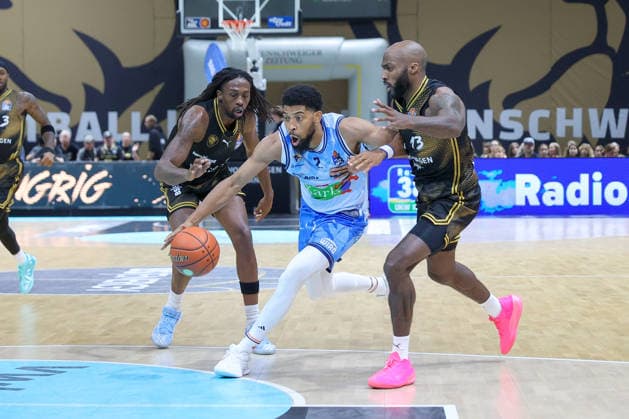 27.09.2026, xgox, Basketball - easyCredit BBL, Basketball Loewen Braunschweig - Rostock Seawolves emspor, v.l. Zach Copeland (Rostock, 2) , Sheldon Edwards (Braunschweig, 13) Zweikampf, Duell, Kampf, tackle Braunschweig