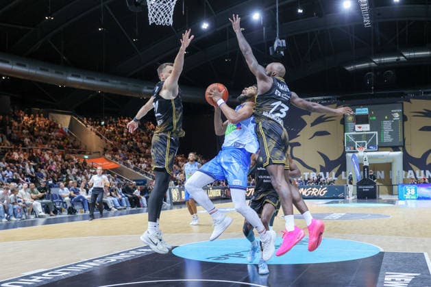 27.09.2026, xgox, Basketball - easyCredit BBL, Basketball Loewen Braunschweig - Rostock Seawolves emspor, v.l. Felipe Haase Thiers (Braunschweig, 22) , Zach Copeland (Rostock, 2), Sheldon Edwards (Braunschweig, 13) Zweikampf, Duell, Kampf, tackle Braunschweig