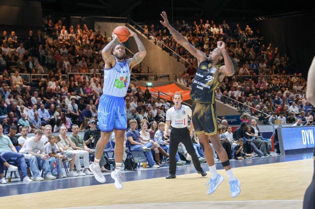27.09.2026, xgox, Basketball - easyCredit BBL, Basketball Loewen Braunschweig - Rostock Seawolves emspor, v.l. Todd Withers (Rostock, 33), Tajh Green (Braunschweig, 55) Zweikampf, Duell, Kampf, tackle Braunschweig