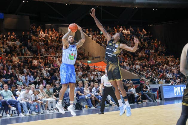 27.09.2026, xgox, Basketball - easyCredit BBL, Basketball Loewen Braunschweig - Rostock Seawolves emspor, v.l. Todd Withers (Rostock, 33), Tajh Green (Braunschweig, 55) Zweikampf, Duell, Kampf, tackle Braunschweig