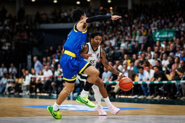Eli Brooks (Gladiators Trier) im Zweikampf mit Terrence Edwards (Science City Jena), Aktion Action Vet Concept Gladiators Trier vs Science City Jena, Basketball, easyCredit BBL, 2. Spieltag, Saison 2026 2027, 27.09.2026 Vet Concept Gladiators Trier vs Science City Jena, Basketball, easyCredit BBL, 2. Spieltag, Saison 2026 2027, 27.09.2026 Copyright: xEibnerxPressefotox EP_ANS