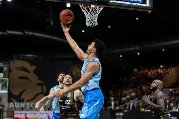 Dominic Lockhart (Nr. 3 Rostock Seawolves) am Korb GER, Basketball Loewen Braunschweig gegen Rostock Seawolves, Basketball, easyCredit BBL, Woche 3, Spielzeit 2026 27, 27.09.2026 GER, Basketball Loewen Braunschweig gegen Rostock Seawolves, Basketball, easyCredit BBL, Woche 3, Spielzeit 2026 27, 27.09.2026 Braunschweig Copyright: xEibner-Pressefoto DanielxREINELTx EP_DRT