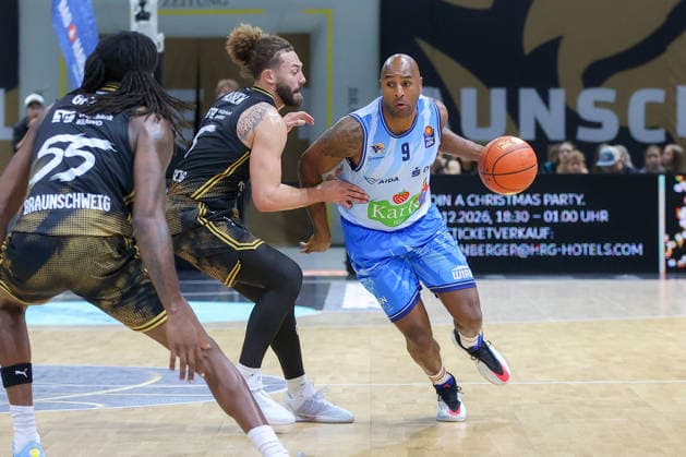 27.09.2026, xgox, Basketball - easyCredit BBL, Basketball Loewen Braunschweig - Rostock Seawolves emspor, v.l. Devin Askew (Braunschweig, 5), DeAndre Lansdowne (Rostock, 9) Zweikampf, Duell, Kampf, tackle Braunschweig