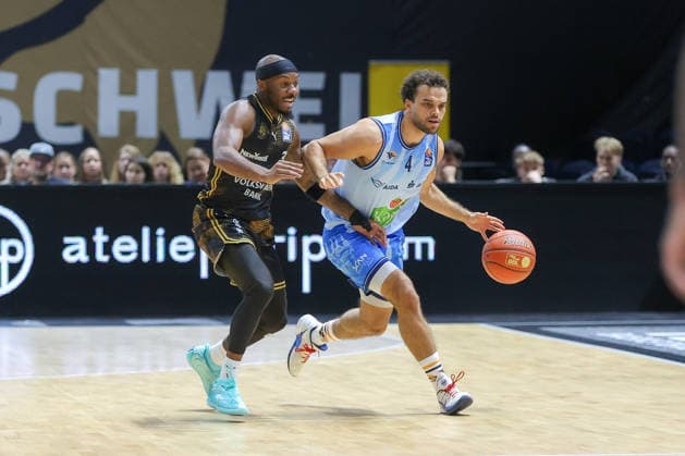 27.09.2026, xgox, Basketball - easyCredit BBL, Basketball Loewen Braunschweig - Rostock Seawolves emspor, v.l. Dejour Reaves (Braunschweig, 3), Elias Baggette (Rostock, 4) Zweikampf, Duell, Kampf, tackle Braunschweig