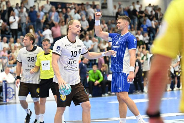 27.09.2026,GER, Handball, Herren, Opel HBL, Saison 2026 2027, 6. Spieltag, VfL Gummersbach vs. Bergischer HC Å tÄ›pan Zeman (VfL Gummersbach 66), jubelt weil der Torwart Bertram Obling (VfL Gummersbach 16), einen 7 Meter gehalten hat der verzweifelte Schütze Finn Hangstein (BHC 10), DFB DFL regulations prohibit any use of photographs as image sequences and or quasi-video Gummersbach SCHWALBE arena NRW Deutschland Germany Copyright: xNordphoto Meuterx