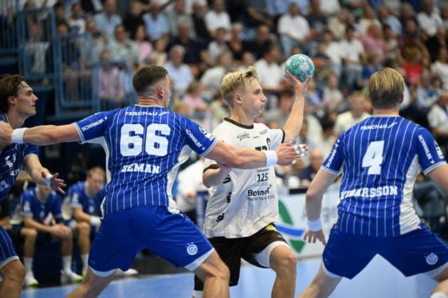 27.09.2026,GER, Handball, Herren, Opel HBL, Saison 2026 2027, 6. Spieltag, VfL Gummersbach vs. Bergischer HC Zeb Bjerneld (BHC 33), im Zweikampf gegen Elliði Snaer Viðarsson (VfL Gummersbach 4), Štěpan Zeman (VfL Gummersbach 66), DFB DFL regulations prohibit any use of photographs as image sequences and or quasi-video Gummersbach SCHWALBE arena NRW Deutschland Germany Copyright: xNordphoto Meuterx