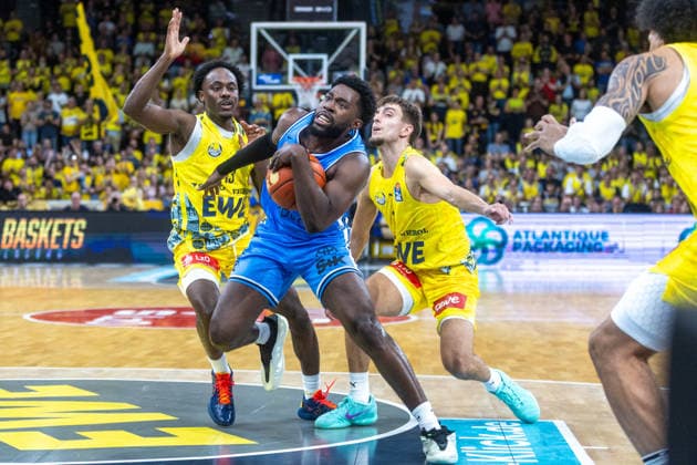 Oldenburg, Niedersachsen, DEU, 27.09.2026, Noah Thomasson (Mitte, Veolia Towers Hamburg), JaQualyn Gilbreath (links, EWE Baskets Oldenburg) und Zachary Ensminger (rechts, EWE Baskets Oldenburg). EWE Baskets Oldenburg vs. Veolia Towers Hamburg. Basketball. 1. Basketball-Bundesliga Saison 2026 2027, 3. Spieltag, Grosse EWE Arena. EWE Baskets Oldenburg vs. Veolia Towers Hamburg