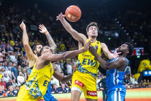 Oldenburg, Niedersachsen, DEU, 27.09.2026, Zachary Ensminger (Mitte, EWE Baskets Oldenburg), Osaro Rich Igbineweka (rechts, Veolia Towers Hamburg), Demajeo Wiggins (links, EWE Baskets Oldenburg) und Martin Breunig (links, Veolia Towers Hamburg). EWE Baskets Oldenburg vs. Veolia Towers Hamburg. Basketball. 1. Basketball-Bundesliga Saison 2026 2027, 3. Spieltag, Grosse EWE Arena. EWE Baskets Oldenburg vs. Veolia Towers Hamburg