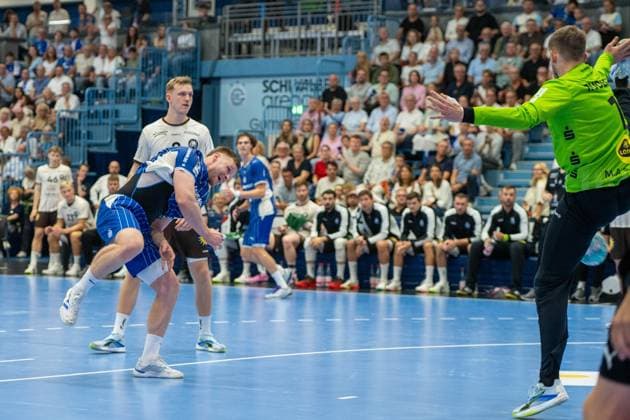 Kristjan Horžen, Kreislaeufer, (VfL Gummersbach 27), Christopher Rudeck, Torwart, (Bergischer Handball-Club 06 1), VfL Gummersbach vs. Bergischer Handball Club 06, Opel Handball Bundesliga, Herren , 6. Spieltag, 27.09.2026 Gummersbach NRW Deutschland