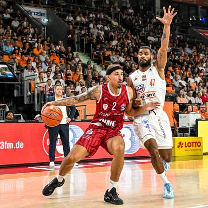 27.09.2026, GER, Basketball, Herren, easycredit Basketball Bundesliga, Saison 2026 2027, 3. Spieltag, ratiopharm Ulm vs Fitness First Würzburg Baskets Max Jones (Wuerzburg, 2), Marvin Heckel (Ulm, 47) Neu-Ulm ratiopharm Arena Bayern Deutschland Copyright: xNordphotox xHafnerx