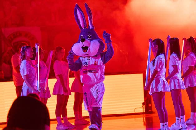 Auch Hasi traegt Weiss, Maskottchen GER, Ratiopharm Ulm vs. Wuerzburg Baskets, Basketball, 1. Bundesliga, 3. Spieltag, Spielzeit 2026 2027, 27.09.2026 GER, Ratiopharm Ulm vs. Wuerzburg Baskets, Basketball, 1. Bundesliga, 3. Spieltag, Spielzeit 2026 2027, 27.09.2026 Neu-Ulm Copyright: xEibner-Pressefoto GeraldxOelze-dexStoppanyx EP_ODS
