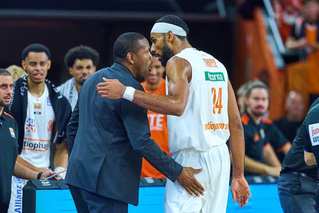 Tyron McCoy (ratiopharm ulm, Co-Trainer) im Gespraech mit Armel Traore (ratiopharm ulm, 07) GER, Ratiopharm Ulm vs. Wuerzburg Baskets, Basketball, 1. Bundesliga, 3. Spieltag, Spielzeit 2026 2027, 27.09.2026 GER, Ratiopharm Ulm vs. Wuerzburg Baskets, Basketball, 1. Bundesliga, 3. Spieltag, Spielzeit 2026 2027, 27.09.2026 Neu-Ulm Copyright: xEibner-Pressefoto GeraldxOelze-dexStoppanyx EP_ODS