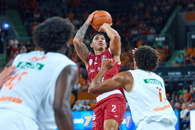 Simisola Shittu (ratiopharm ulm, 45), Max Jones (Wuerzburg Baskets, 02) beim Korbwurf, Meissa Faye (ratiopharm ulm, 11) GER, Ratiopharm Ulm vs. Wuerzburg Baskets, Basketball, 1. Bundesliga, 3. Spieltag, Spielzeit 2026 2027, 27.09.2026 GER, Ratiopharm Ulm vs. Wuerzburg Baskets, Basketball, 1. Bundesliga, 3. Spieltag, Spielzeit 2026 2027, 27.09.2026 Neu-Ulm Copyright: xEibner-Pressefoto GeraldxOelze-dexStoppanyx EP_ODS