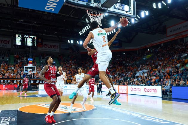 Block von Michael Rataj (ratiopharm ulm, 12) gegen Sam Griffin (Wuerzburg Baskets, 04), links Eddie Colbert III (Wuerzburg Baskets, 00) GER, Ratiopharm Ulm vs. Wuerzburg Baskets, Basketball, 1. Bundesliga, 3. Spieltag, Spielzeit 2026 2027, 27.09.2026 GER, Ratiopharm Ulm vs. Wuerzburg Baskets, Basketball, 1. Bundesliga, 3. Spieltag, Spielzeit 2026 2027, 27.09.2026 Neu-Ulm Copyright: xEibner-Pressefoto GeraldxOelze-dexStoppanyx EP_ODS