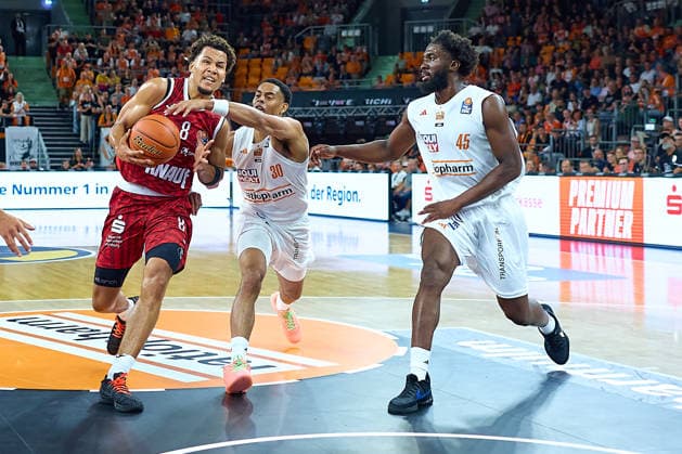 Brandon Tischler (Wuerzburg Baskets, 08), Jaylen Sims (ratiopharm ulm, 30), Simisola Shittu (ratiopharm ulm, 45) GER, Ratiopharm Ulm vs. Wuerzburg Baskets, Basketball, 1. Bundesliga, 3. Spieltag, Spielzeit 2026 2027, 27.09.2026 GER, Ratiopharm Ulm vs. Wuerzburg Baskets, Basketball, 1. Bundesliga, 3. Spieltag, Spielzeit 2026 2027, 27.09.2026 Neu-Ulm Copyright: xEibner-Pressefoto GeraldxOelze-dexStoppanyx EP_ODS