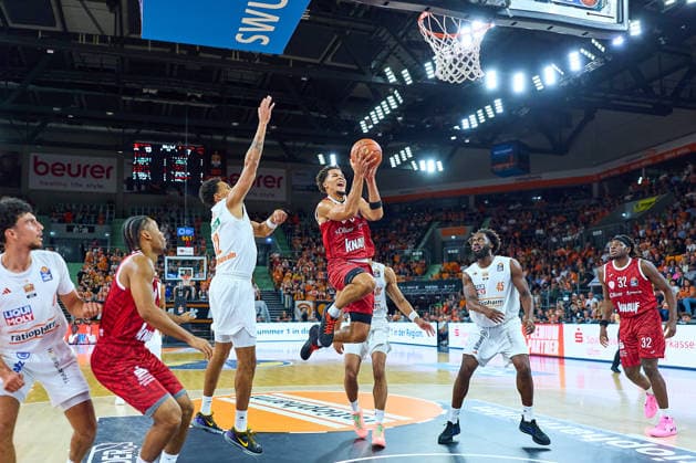 Michael Rataj (ratiopharm ulm, 12), Brandon Tischler (Wuerzburg Baskets, 08), Jaylen Sims (ratiopharm ulm, 30), Simisola Shittu (ratiopharm ulm, 45), Charles Thompson (Wuerzburg Baskets, 32) GER, Ratiopharm Ulm vs. Wuerzburg Baskets, Basketball, 1. Bundesliga, 3. Spieltag, Spielzeit 2026 2027, 27.09.2026 GER, Ratiopharm Ulm vs. Wuerzburg Baskets, Basketball, 1. Bundesliga, 3. Spieltag, Spielzeit 2026 2027, 27.09.2026 Neu-Ulm Copyright: xEibner-Pressefoto GeraldxOelze-dexStoppanyx EP_ODS