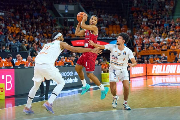 Armel Traore (ratiopharm ulm, 07), Sam Griffin (Wuerzburg Baskets, 04), Adam Atamna (ratiopharm ulm, 00) GER, Ratiopharm Ulm vs. Wuerzburg Baskets, Basketball, 1. Bundesliga, 3. Spieltag, Spielzeit 2026 2027, 27.09.2026 GER, Ratiopharm Ulm vs. Wuerzburg Baskets, Basketball, 1. Bundesliga, 3. Spieltag, Spielzeit 2026 2027, 27.09.2026 Neu-Ulm Copyright: xEibner-Pressefoto GeraldxOelze-dexStoppanyx EP_ODS