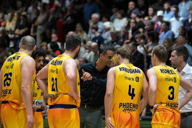 easyCredit Basketball Bundesliga, 3. Spieltag, Niners Chemnitz - Phoenix Hagen 27.09,2026 ab 16.30 Uhr Chemnitz, Chemnitz Arena Im Foto: Phoenix Hagen, Head Couch Chris Harris, 25 Cameron Krutwig,21 Tim Uhlemann, 04 Bjarne Kraushaar, 03 Adam Kunkel easyCredit Basketball Bundesliga, 3. Spieltag, Niners Chemnitz - Phoenix Hagen Chemnitz Sachsen Deutschland Copyright: xEHLxMedia MichelxKöhlerx 20262709-Niners-Chemnitz-Phoenix-Hagen_137