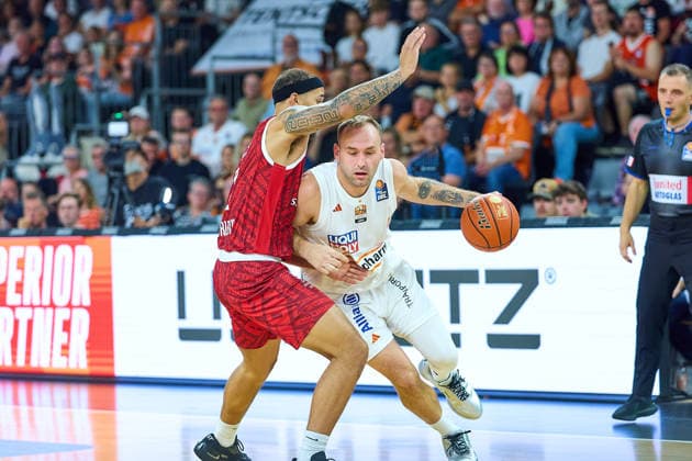 Max Jones (Wuerzburg Baskets, 02), Devin Schmidt (ratiopharm ulm, 08) GER, Ratiopharm Ulm vs. Wuerzburg Baskets, Basketball, 1. Bundesliga, 3. Spieltag, Spielzeit 2026 2027, 27.09.2026 GER, Ratiopharm Ulm vs. Wuerzburg Baskets, Basketball, 1. Bundesliga, 3. Spieltag, Spielzeit 2026 2027, 27.09.2026 Neu-Ulm Copyright: xEibner-Pressefoto GeraldxOelze-dexStoppanyx EP_ODS