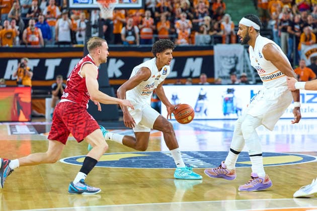 Lukas Herzog (Wuerzburg Baskets, 01), Meissa Faye (ratiopharm ulm, 11), Armel Traore (ratiopharm ulm, 07) GER, Ratiopharm Ulm vs. Wuerzburg Baskets, Basketball, 1. Bundesliga, 3. Spieltag, Spielzeit 2026 2027, 27.09.2026 GER, Ratiopharm Ulm vs. Wuerzburg Baskets, Basketball, 1. Bundesliga, 3. Spieltag, Spielzeit 2026 2027, 27.09.2026 Neu-Ulm Copyright: xEibner-Pressefoto GeraldxOelze-dexStoppanyx EP_ODS