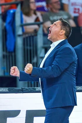 Sasa Filipovski (Wuerzburg Baskets, Cheftrainer) schreit seine Freude nach Spielende heraus GER, Ratiopharm Ulm vs. Wuerzburg Baskets, Basketball, 1. Bundesliga, 3. Spieltag, Spielzeit 2026 2027, 27.09.2026 GER, Ratiopharm Ulm vs. Wuerzburg Baskets, Basketball, 1. Bundesliga, 3. Spieltag, Spielzeit 2026 2027, 27.09.2026 Neu-Ulm Copyright: xEibner-Pressefoto GeraldxOelze-dexStoppanyx EP_ODS
