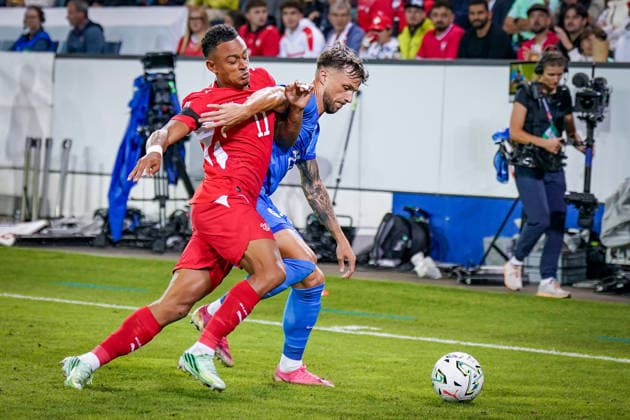 Fussball UEFA Nations League 2026 - 2027, 3. Spieltag - Schweiz vs Slowenien - Thermoplan Arena (Luzern): Dan Ndoye (Schweiz, 11) und David Brekalo (Slowenien, 23) im Zweikampf Copyright: xJOERANxSTEINSIEKx