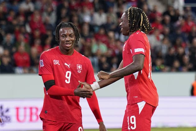 Fussball UEFA Nations League 2026 - 2027, 3. Spieltag - Schweiz vs Slowenien - Thermoplan Arena (Luzern): Premiere für Winsley Boteli (Schweiz, 19) Freude, Emotionen mit Johan Manzambi (Schweiz, 9) bei seiner Einwechselung. Copyright: xJOERANxSTEINSIEKx