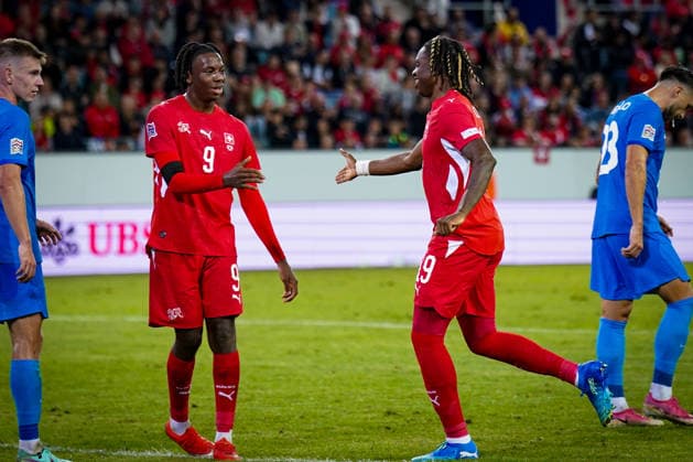 Fussball UEFA Nations League 2026 - 2027, 3. Spieltag - Schweiz vs Slowenien - Thermoplan Arena (Luzern): Premiere für Winsley Boteli (Schweiz, 19) Freude, Emotionen mit Johan Manzambi (Schweiz, 9) bei seiner Einwechselung. Copyright: xJOERANxSTEINSIEKx