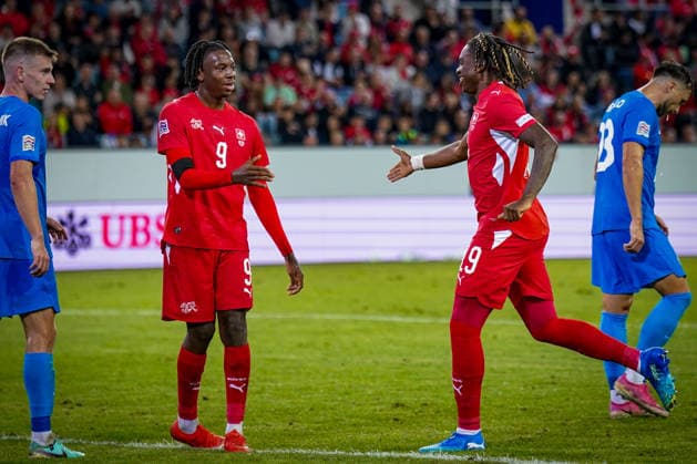 Fussball UEFA Nations League 2026 - 2027, 3. Spieltag - Schweiz vs Slowenien - Thermoplan Arena (Luzern): Premiere für Winsley Boteli (Schweiz, 19) Freude, Emotionen mit Johan Manzambi (Schweiz, 9) bei seiner Einwechselung. Copyright: xJOERANxSTEINSIEKx