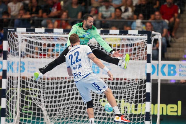 Adam Nyfjaell (TBV Lemgo Lippe, 22) mit einem Wurf der bei Mohamed El Tayar (TVB Stuttgart, 12) durch die Beine geht GER, TVB Stuttgart vs. TBV Lemgo Lippe, Handball, Opel Handball-Bundesliga, 6. Spieltag, Spielzeit 2026 2027, 04.10.2026 GER, TVB Stuttgart vs. TBV Lemgo Lippe, Handball, Opel Handball-Bundesliga, 6. Spieltag, Spielzeit 2026 2027, 04.10.2026 Stuttgart Copyright: xEibner-Pressefoto SoerenxHerwegx EP_SHG