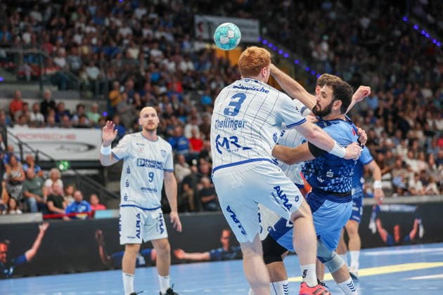 Mohamed Darmoul (TVB Stuttgart, 70) wird von Nicolai Theilinger (TBV Lemgo Lippe, 3) geblockt GER, TVB Stuttgart vs. TBV Lemgo Lippe, Handball, Opel Handball-Bundesliga, 6. Spieltag, Spielzeit 2026 2027, 04.10.2026 GER, TVB Stuttgart vs. TBV Lemgo Lippe, Handball, Opel Handball-Bundesliga, 6. Spieltag, Spielzeit 2026 2027, 04.10.2026 Stuttgart Copyright: xEibner-Pressefoto SoerenxHerwegx EP_SHG