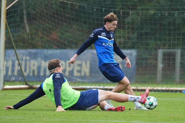 Deutschland: Fussball, Trainingseinheit, 3. Liga, Saison 2026-2027, NVB-Campus, SV Meppen, Dienstag, 06.10.2026, Vormittagstraining: Moritz Heyer als Gastspieler beim Meppener Training des Drittligisten mit Richard Meier (SV Meppen, 13) Copyright: xLennxLuebbersx